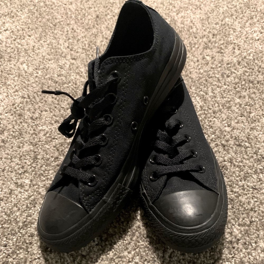 EUC converse 8.5 women’s shoes